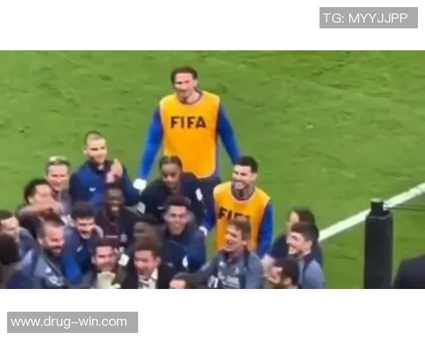 足球明星抵达城市引发热潮下飞机瞬间被粉丝围堵的精彩瞬间