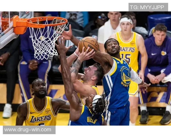 2001年湖人对阵勇士的经典对决回顾与精彩瞬间分析